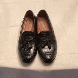 Classic tasseled dress black loafer.